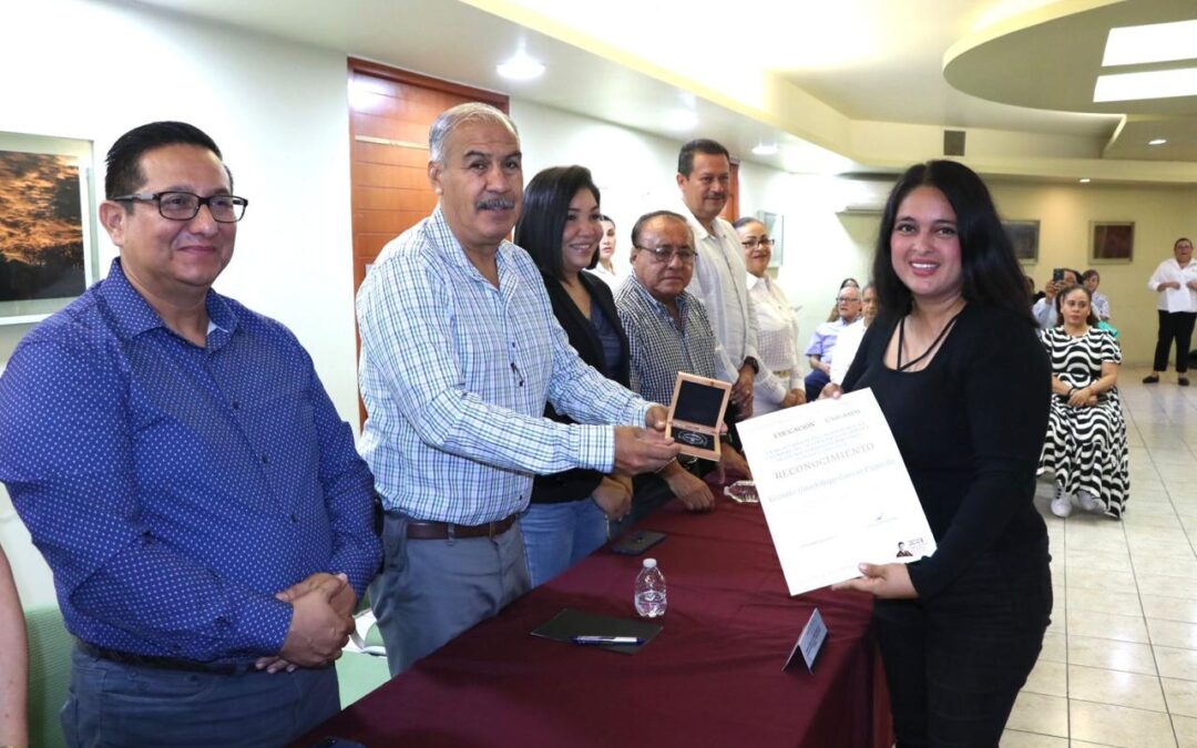 EDUCACIÓN COLIMA OTORGA MEDALLAS A DOCENTES EN EL MARCO DE LA NUEVA ESCUELA MEXICANA