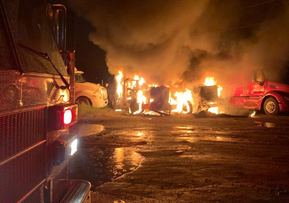 CORTOCIRCUITO CAUSA INCENDIO DE TRÁILER EN EL COLOMO, MANZANILLO; FUE SOFOCADO POR BOMBEROS