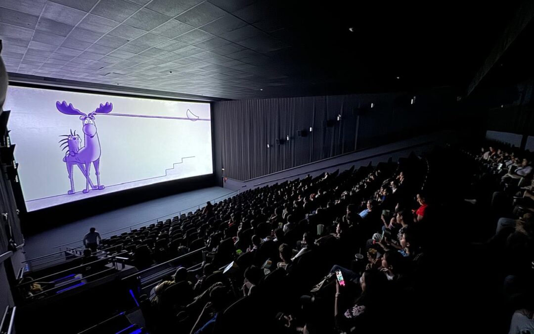 DISFRUTAN 250 NIÑAS Y NIÑOS FUNCIÓN DE CINE INFANTIL GRATUITO