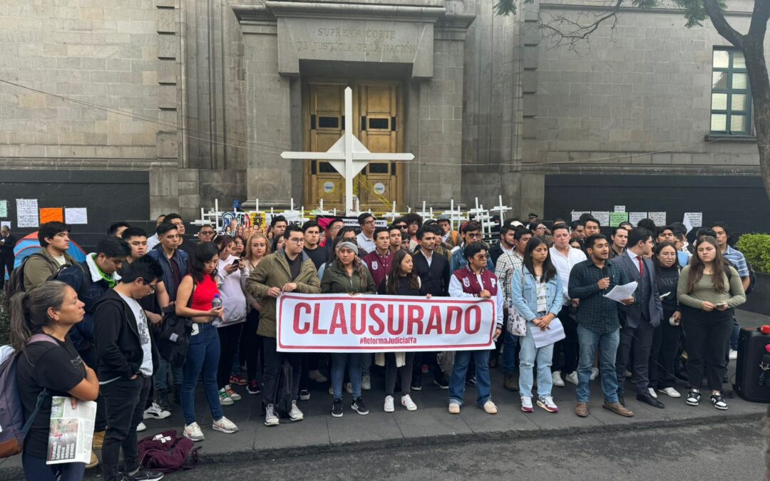 EXIGEN JÓVENES REFORMA AL PODER JUDICIAL, CLAUSURAN SIMBÓLICAMENTE LA SUPREMA CORTE