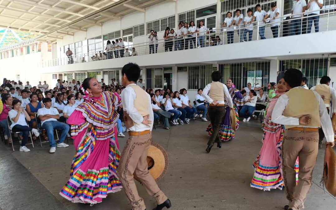 BACHILLERATO 8 CELEBRA 48 AÑOS FORMANDO A LOS JÓVENES MANZANILLENSES