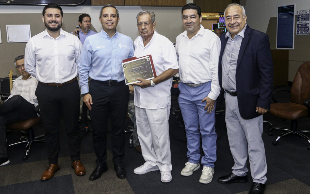 ASISTE RECTOR A ENTREGA DE RECONOCIMIENTOS DE LA ACPE