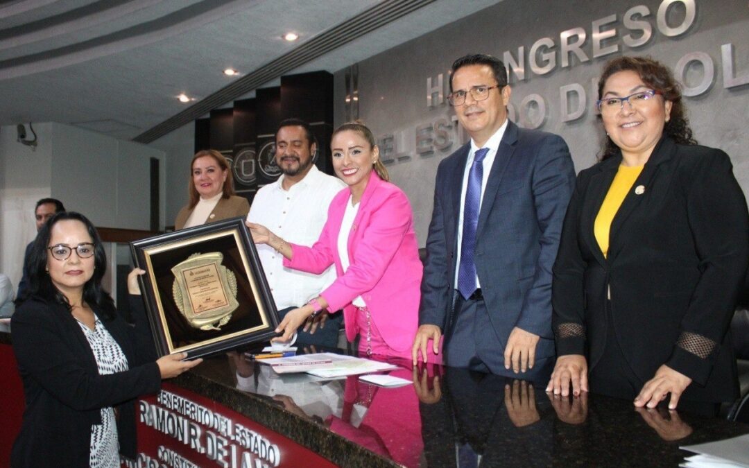 CONGRESO DE COLIMA ENTREGA LA PRESEA AL MÉRITO MÉDICO 2024, A LA DOCTORA CARMEN ALICIA SÁNCHEZ RAMÍREZ