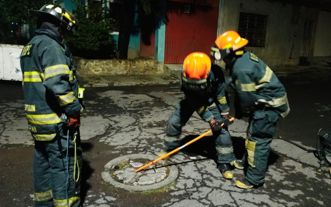 EVACÚA PC VIVIENDAS EN COLONIA EMILIANO ZAPATA, EN CUAUHTÉMOC, POR DERRAME DE COMBUSTIBLE