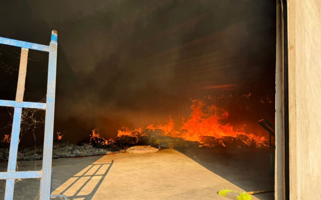 SOFOCAN UEPC Y BOMBEROS INCENDIO EN BODEGA DEL PARQUE INDUSTRIAL DE COLIMA