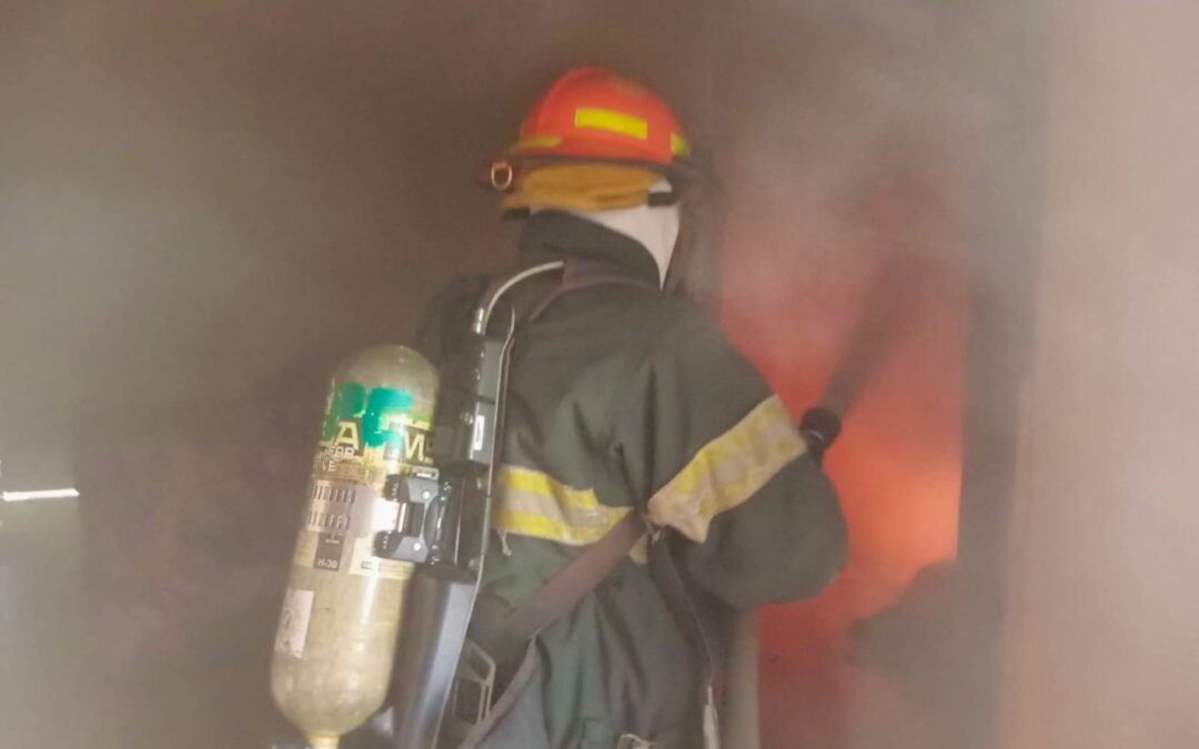 CORTOCIRCUITO PROVOCA INCENCIO EN VIVIENDA DE COLIMA, NO HAY VÍCTIMAS