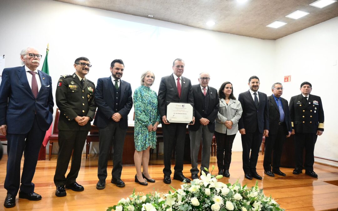 RECIBE JOSÉ SIFUENTES, DIRECTOR DEL INCMNSZ RECONOCIMIENTO AL MÉRITO MÉDICO ‘VALENTÍN GÓMEZ FARÍAS’ 2024