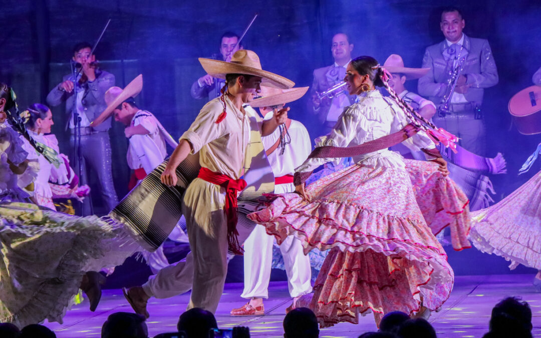 BALLET FOLKLÓRICO DE LA UDEC CAUTIVA A TECOMÁN TRAS 29 AÑOS DE AUSENCIA