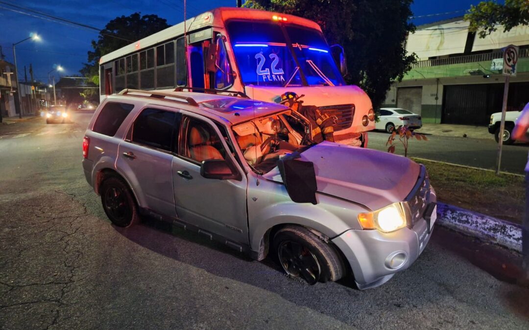 UEPC Y CRUM ATIENDEN ACCIDENTE ENTRE RUTA Y CAMIONETA EN EL CENTRO DE COLIMA