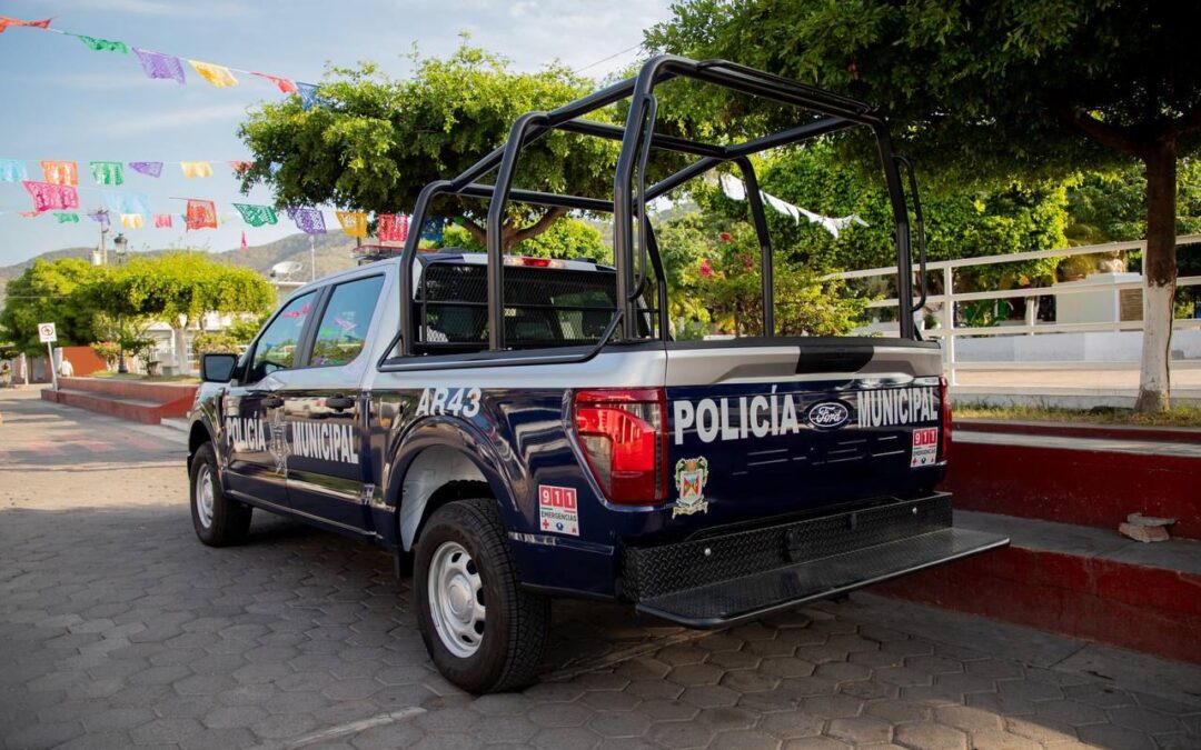 GOBERNADORA DE COLIMA ENTREGA UNA PATRULLA MÁS AL MUNICIPIO DE ARMERÍA; SUMAN 6 UNIDADES EN TRES AÑOS