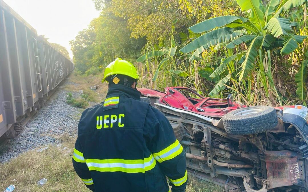 UEPC COLIMA ATIENDE ACCIDENTE ENTRE UNA CAMIONETA Y EL FERROCARRIL, EN MIRADOR DE LA CUMBRE