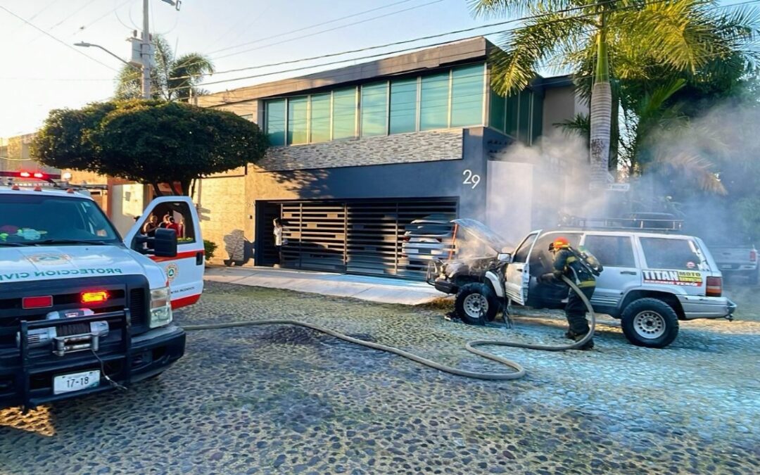 CONTROLAN INCENDIO VEHICULAR EN EL MUNICIPIO DE COLIMA
