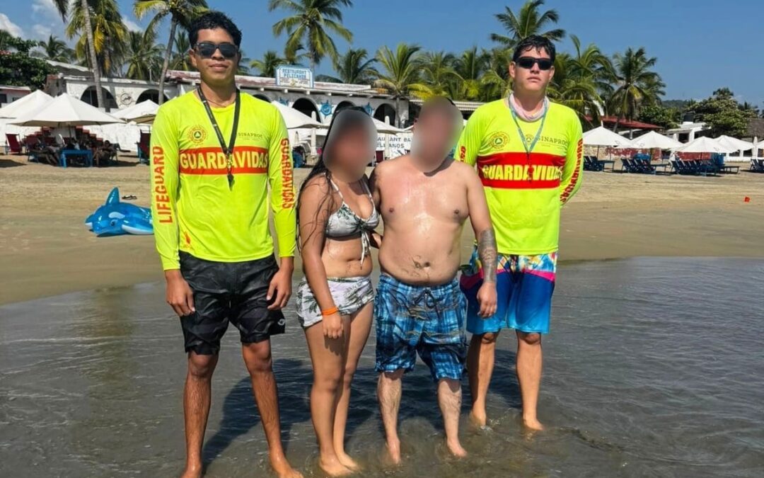 RESCATAN GUARDAVIDAS A TRES PERSONAS DE AGHOGARSE EN PLAYA DE MANZANILLO