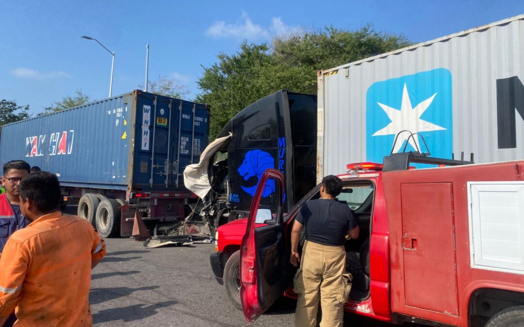 ADVIERTE UEPC DE TRANSITO LENTO EN AUTOPISTA COLIMA-MANZANILLO TRAS ACCIDENTE ENTRE DOS TRÁILERES