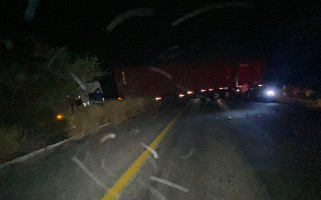 AUTOPISTA MANZANILLO-COLIMA BLOQUEADA POR ACCIDENTE DE TRÁILERS