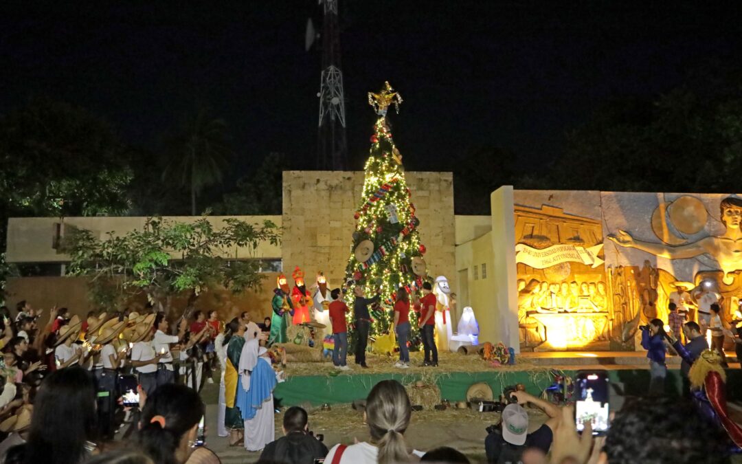 ENCIENDEN EL ÁRBOL NAVIDEÑO EN LA UNIVERSIDAD DE COLIMA