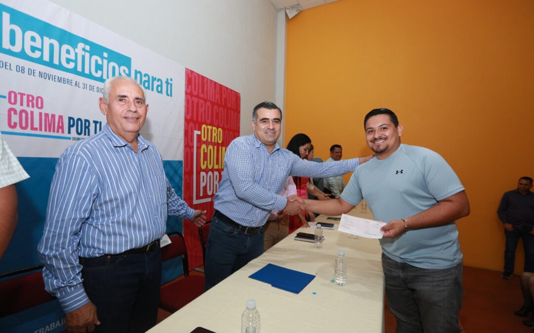 EL PRESIDENTE RIULT RIVERA ENTREGA APOYOS A REPRESENTANTES DE COLONIAS Y COMUNIDADES PARA ACTIVIDADES DECEMBRINAS