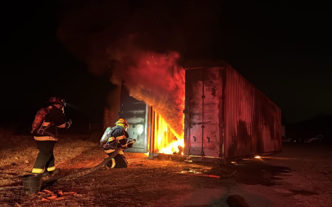 SOFOCA PC ESTATAL INCENDIO DE CONTENEDOR SOBRE AUTOPISTA COLIMA-MANZANILLO