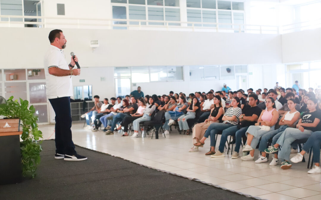 COMPARTE EGRESADO DE LA UDEC EXPERIENCIA EN EL COMERCIO INTERNACIONAL