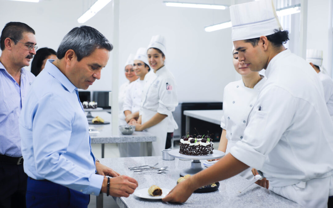ENTREGA RECTOR TALLER DE CHOCOLATERÍA EN MANZANILLO Y CONVERSA CON TRABAJADORES
