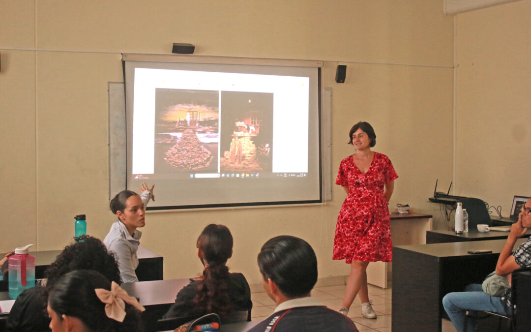 PROFESORA CANADIENSE COMPARTE SU EXPERIENCIA EN ESCENOGRAFÍA EN LA UDEC