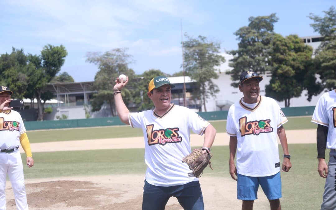 RECTOR ASISTE AL ARRANQUE DE LA FINAL DE LA LIGA INTERMUNICIPAL DE BEISBOL EN COLIMA