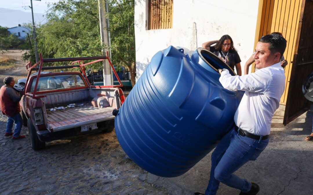 ENTREGA DIPUTADO ÁLVARO LOZANO 50 TINACOS A FAMILIAS COMALTECAS