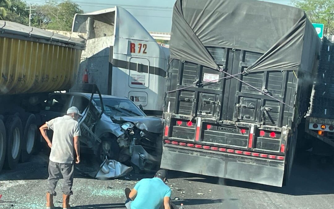 ACCIDENTE VEHÍCULAR, A LA ALTURA DE EL TRAPICHE EN LA CARRETERA CUAUHTÉMOC-COLIMA