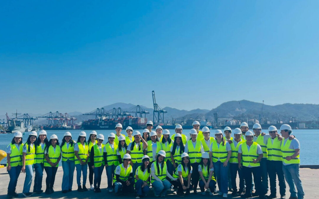 ESTUDIANTES DE COMERCIO EXTERIOR VISITAN EL PUERTO DE MANZANILLO