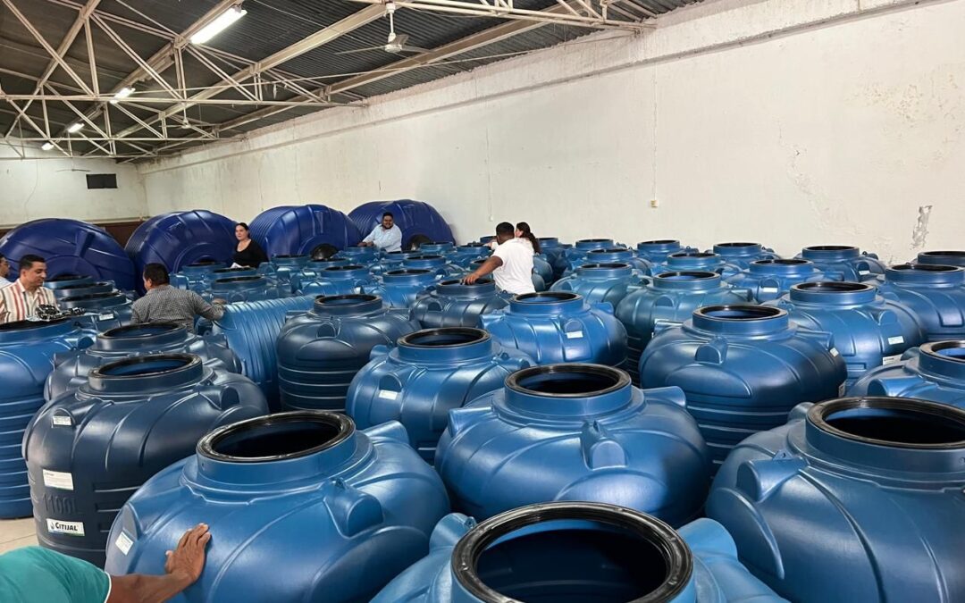 APOYA DIPUTADO LOZANO Y REGIDORES DE MORENA COMALA A FAMILIAS CON TINACOS A BAJO COSTO