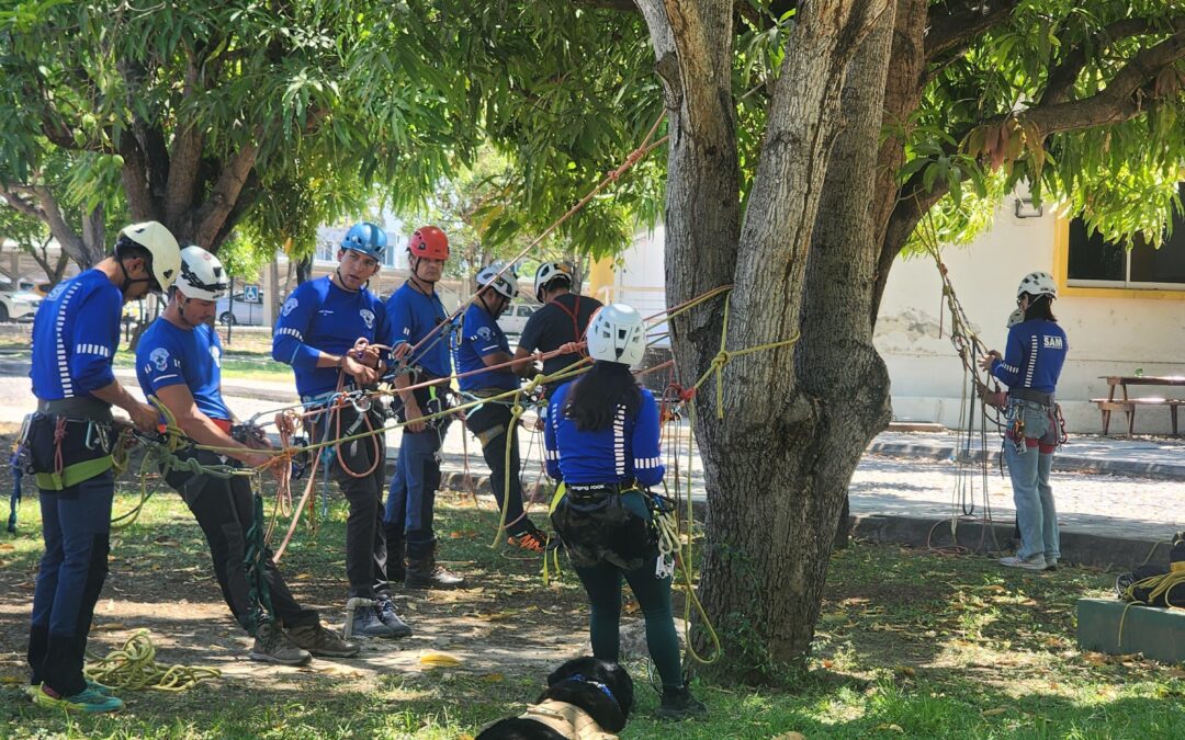 REALIZAN CURSO DE AUTORRESCATE VERTICAL, EN LA UNIVERSIDAD DE COLIMA