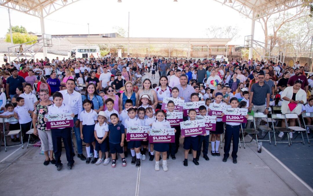 GOBERNADORA ENTREGA MI COLIBECA PARA EMPEZAR A MÁS DE 1,400 ESTUDIANTES DE COMALA
