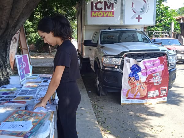 INSTITUTO COLIMENSE DE LAS MUJERES BRINDA ASISTENCIA COMUNITARIA A TRAVÉS DE UNIDAD MÓVIL