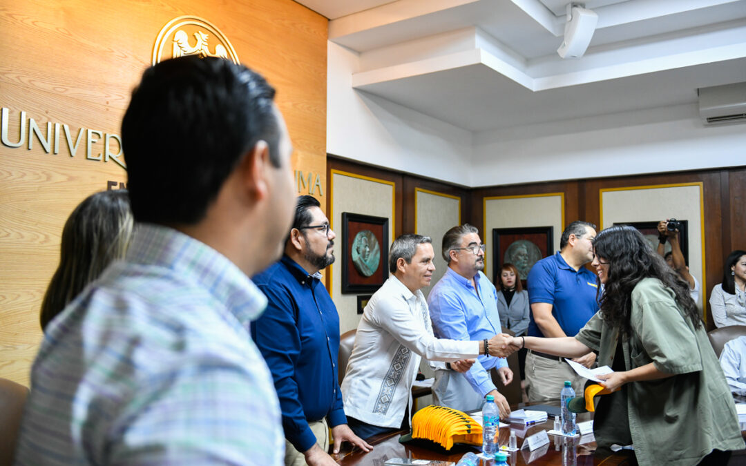 ENTREGAN BECA UCOL-KIOSKO A 50 ALUMNAS DESTACADAS