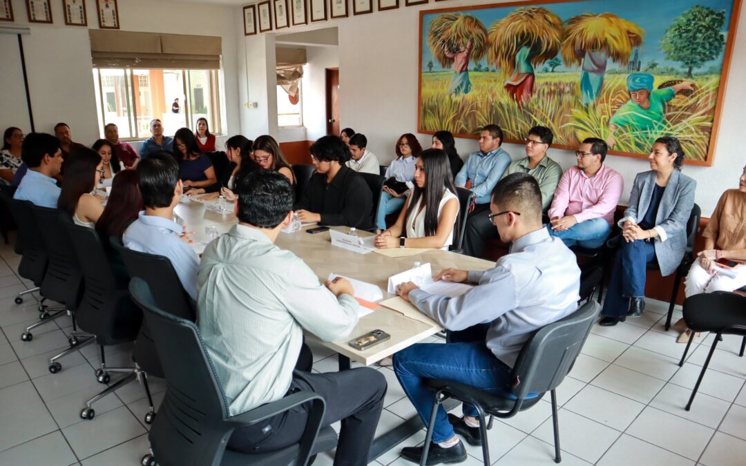 ESTUDIANTES DE LA UDEC PARTICIPAN EN SIMULADORES DE CABILDO EN LOS AYUNTAMIENTOS DE COLIMA Y CUAUHTÉMOC