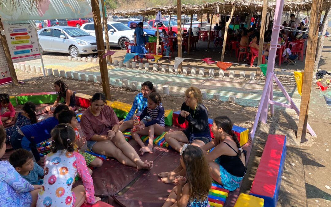 APOYAN ESTUDIANTES DE LA UDEC A PERSONAS CON DISCAPACIDAD, DURANTE SEMANA SANTA Y PASCUA