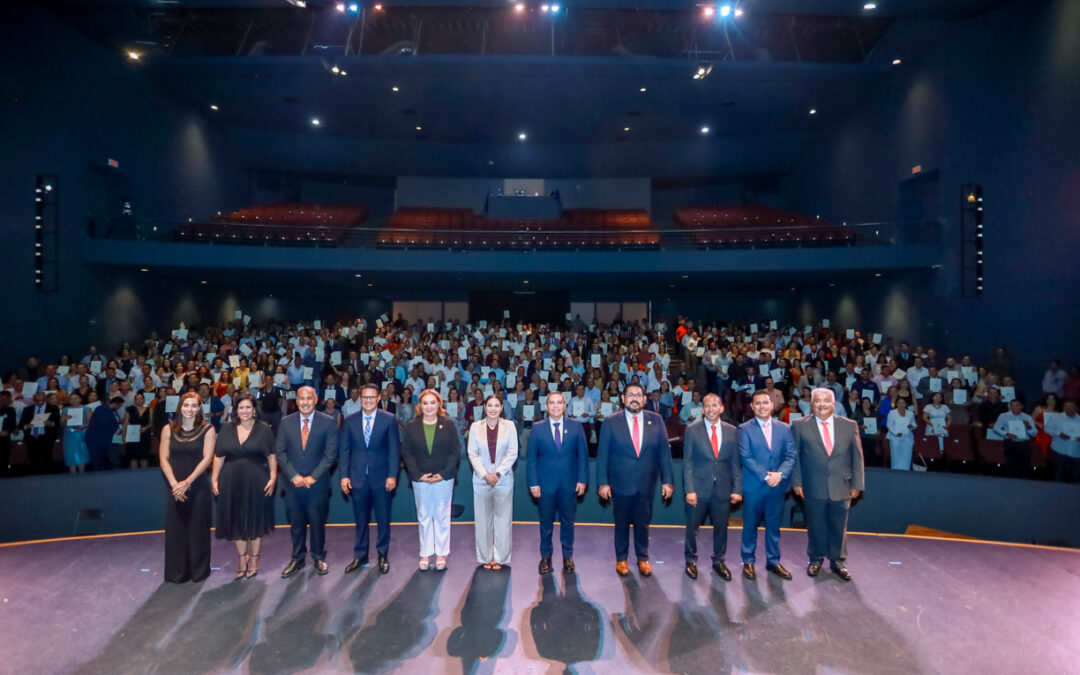 RECONOCE LA UDEC A SUS MEJORES DOCENTES Y TRABAJADORES POR 15, 20 Y 25 AÑOS DE SERVICIO