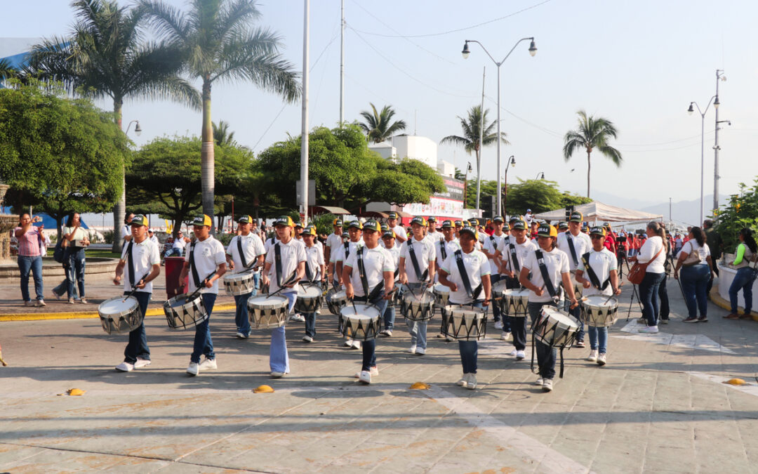 UDEC SE SUMA AL DESFILE POR EL DÍA INTERNACIONAL DEL TRABAJO, EN MANZANILLO