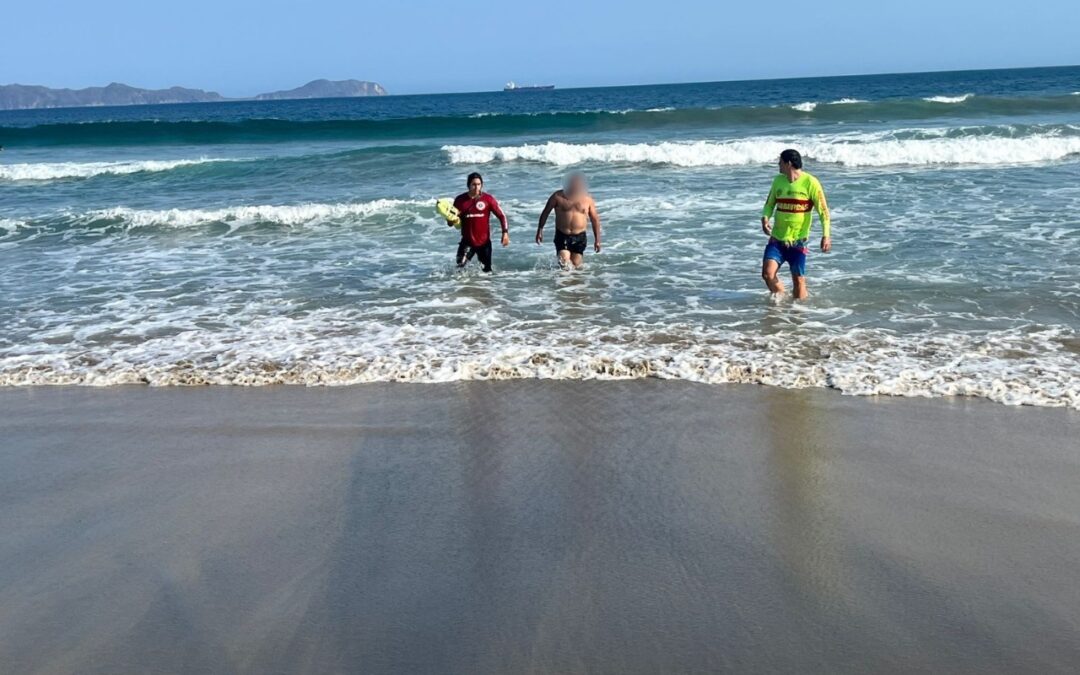 BAÑISTA EN RIESGO DE AHOGAMIENTO ES RESCATADO POR ELEMENTOS DE PC, EN MANZANILLO