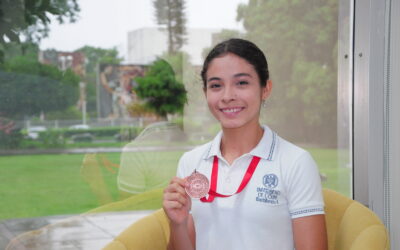 CAMILA REYNOSO, ESTUDIANTE DE LA UDEC, GANA BRONCE EN OLIMPIADA NACIONAL FEMENIL DE MATEMÁTICAS