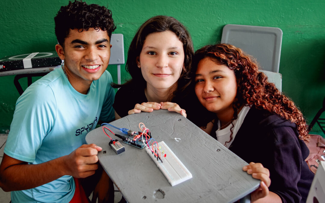 PROMUEVEN EN BACHILLERES EL INTERÉS POR LA TECNOLOGÍA Y LA ECONOMÍA TRANSPACÍFICA