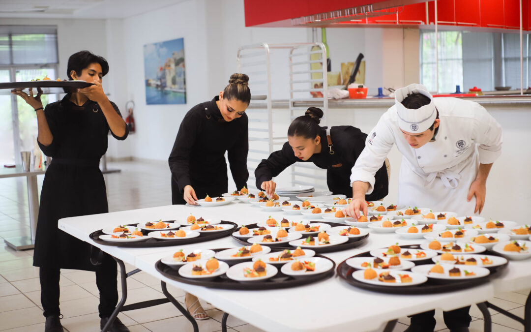 ESTUDIANTES CONQUISTAN PALADARES CON CENA ESPAÑOLA-MEXICANA, EN MANZANILLO
