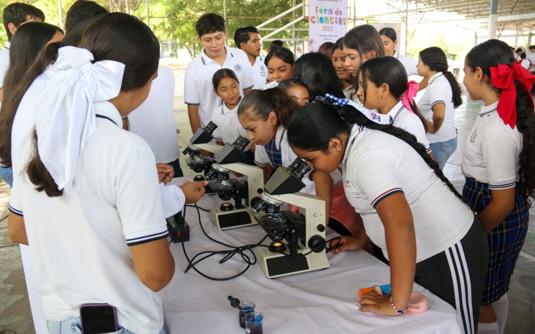 INTEGRA BACHILLERATO 11 A ESTUDIANTES DE SECUNDARIA Y PRIMARIA EN SU FERIA DE CIENCIAS