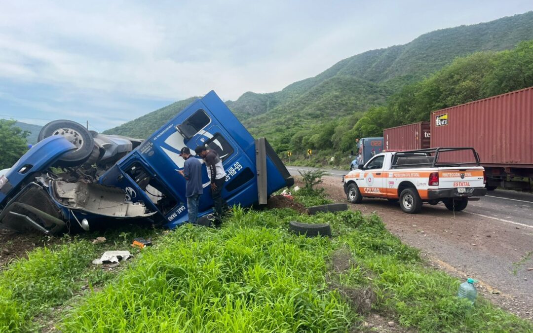 UEPC PIDE EXTREMAR PRECAUCIONES POR VOLCADURA DE TRACTOCAMIÓN EN AUTOPISTA COLIMA-MANZANILLO