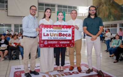 ENTREGA ALCALDESA ROSA BAYARDO TARJETA DE UNIBECAS A MANZANILLENSES QUE ESTUDIAN EN LA UDEC