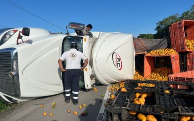 UEPC ATIENDE VOLCADURA DE TRACTOCAMIÓN EN AUTOPISTA, A LA SALIDA DE COLIMA A MANZANILLO
