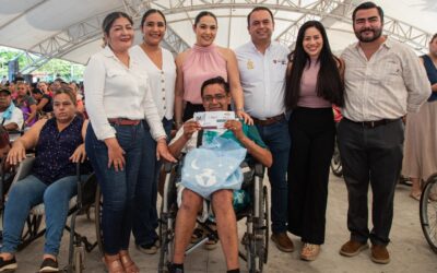 GOBERNADORA INDIRA VIZCAÍNO ENTREGA CERCA DE 400 TARJETAS BANCARIAS DE LA PENSIÓN PARA PERSONAS CON DISCAPACIDAD EN TECOMÁN