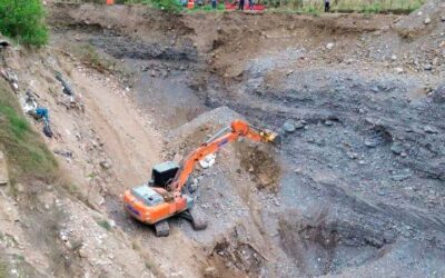 ATIENDE GOBIERNO DEL ESTADO DE COLIMA SOCAVÓN A UN COSTADO DE LA CARRETERA VILLA DE ÁLVAREZ-MINATITLÁN