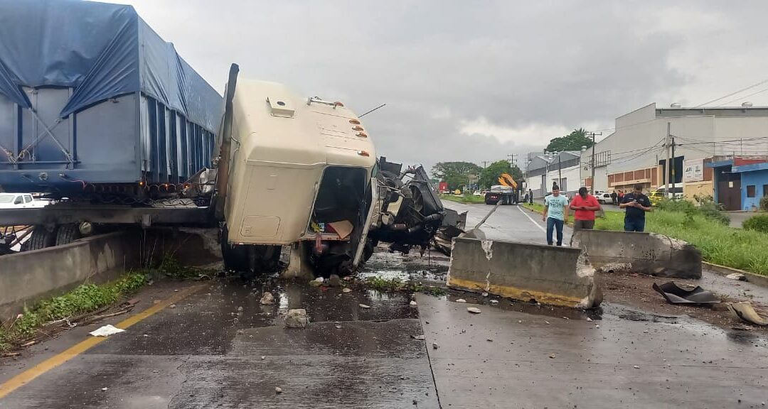 UEPC Y CRUM ATIENDEN ACCIDENTE DE TRACTOCAMIÓN EN EL LIBRAMIENTO EJÉRCITO MEXICANO; CERRADA TOTALMENTE LA VIALIDAD DE COLIMA A GUADALAJARA.