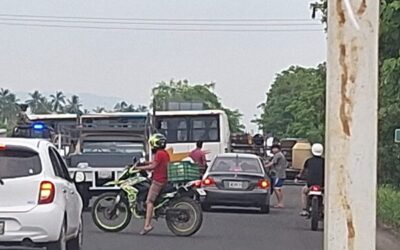 MANTIENE COMITIVA DE AUTORIDADES DIÁLOGOS CON POBLADORES DE CERRO DE ORTEGA PARA TERMINAR BLOQUEO CARRETERO